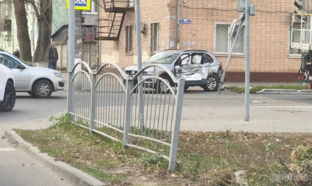 В Калуге на Тульской столкнулись ПАЗ и легковушка