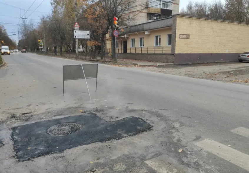 В Калуге заделали ямы у двух люков по заявкам жителей