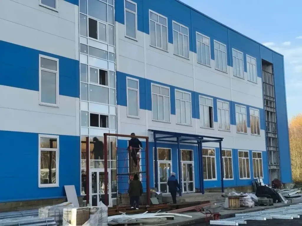 В Калуге строящийся футбольный манеж начали обшивать панелями