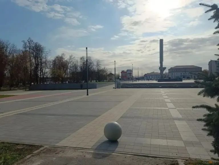 На площади Победы в Людинове завершают благоустройство